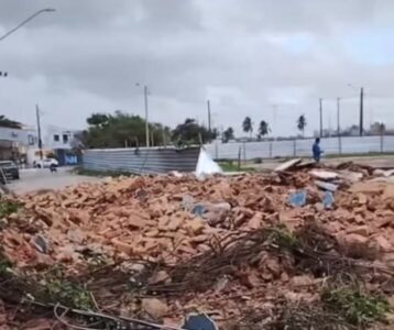 Muro de prédio histórico desaba no Centro de São Luís