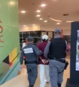 Homem com mandado de prisão por roubo é preso dentro de shopping em Caxias