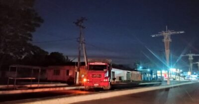 Caminhão atinge poste e deixa moradores de Vargem Grande sem energia elétrica