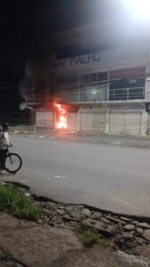 Pela madrugada, “casal de mascarados” toca fogo na loja “Closet A Store” na Vicente Fialho em São Luís