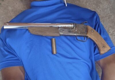 Adolescente é apreendido com arma de fogo em Vargem Grande