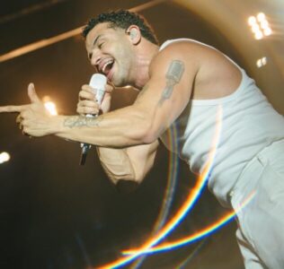 Réveillon histórico: Xand Avião e Ávine Vinny levam 400 mil à Avenida Litorânea