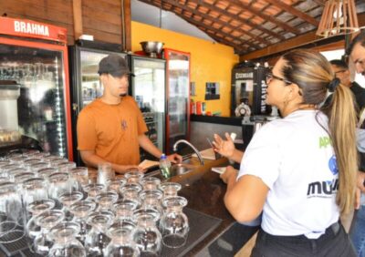 Operação orienta comerciantes e consumidores sobre bebidas clandestinas num dos períodos de maior consumo