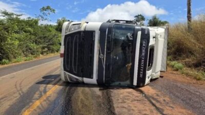 Carreta tomba e deixa motorista gravemente ferido em Açailândia (MA)