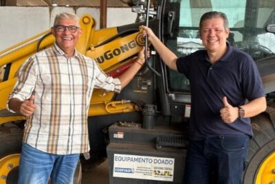 Prefeito Zé Martins recebe na Codevasf retroescavadeira 0KM para Bequimão