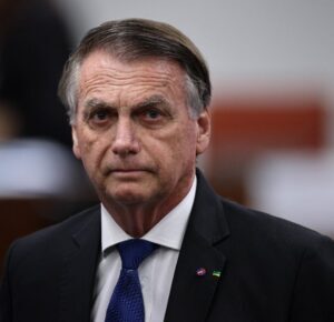 A 1ª Turma do STF decidiu, de forma unânime, manter Jair Bolsonaro em prisão preventiva. O ex-presidente já havia sido condenado por tentar promover um golpe de Estado