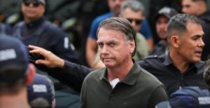 Moraes decide que Bolsonaro continuará preso na Superintendência da PF, após violar a tornozeleira eletrônica e risco de tumultos