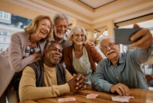 Expectativa de vida no Brasil atinge recorde de 76,6 anos