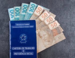 A primeira parcela do 13º salário deve ser paga até esta sexta-feira (28), e a segunda até 19 de dezembro, por causa do fim de semana