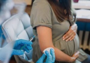 Brasil inicia vacinação de gestantes contra vírus que ameaça recém-nascidos