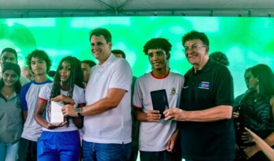 Estudantes de Codó recebem mais de 4 mil tablets no “Tô Conectado”