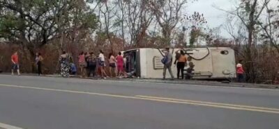 Micro-ônibus tomba e deixa um morto e 30 feridos na BR-316 no Maranhão