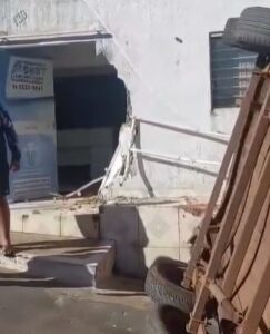 Carreta desengatada invade escritório de contabilidade em Grajaú (MA)