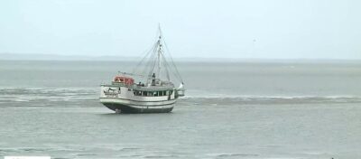 Embarcação encalha por causa da maré baixa em São Luís