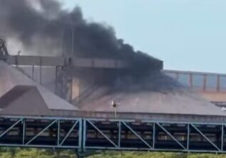 Vídeo: incêndio de grandes proporções atinge silo de grãos no Porto do Itaqui