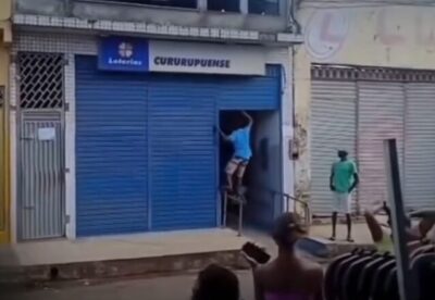 Vídeo: homem se tranca em casa lotérica após longa espera por atendimento em Cururupu