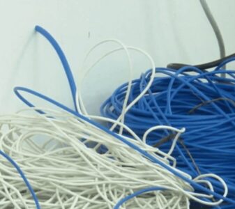 Fios elétricos irregulares são encontrados em condomínio do Turu, em São Luís