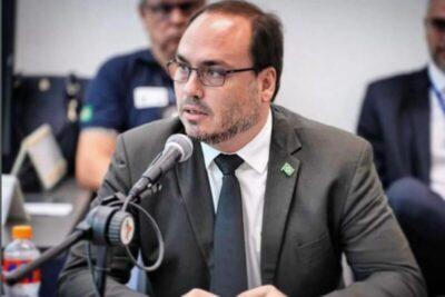 Carlos Bolsonaro contesta prisão domiciliar e diz que pai está sendo “torturado”