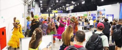 Passageiros recepcionados no aeroporto de São Luís em clima de carnaval