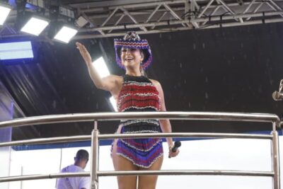 Anitta e Claudia Leitte arrastam 700 mil pessoas no segundo dia de Carnaval na Litorânea