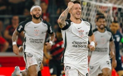 Corinthians suporta pressão, vence na Arena da Baixada e encosta no G4 do Brasileirão