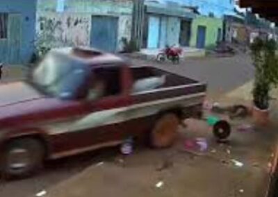 Carro desgovernado atropela pedestres em Gonçalves Dias; condutor estaria embriagado