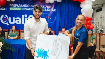 Aluna do curso de Libras emociona formatura do Qualifica Bacabal com discurso e homenagem ao deputado Davi Brandão