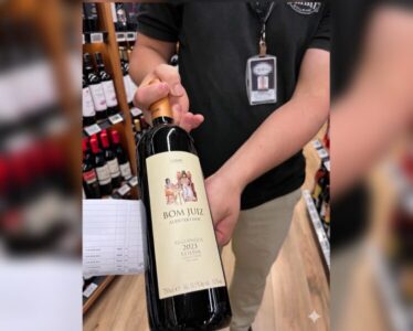 Othelino joga indireta para adversários tomando vinho “Bom Juiz” na Fribal