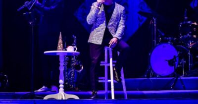 Um convite ao melhor da Experiêcia Natalina: Show do cantor Fernando de Carvalho     Espetáculo gratuito “Estrela Luminosa” neste sábado (13) e domingo (14) no TAA