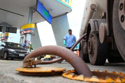 Justiça dá prazo de 72 horas para distribuidoras de combustíveis justificarem aumento de gasolina e diesel
