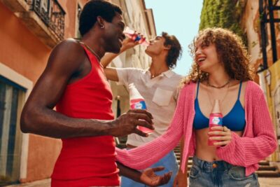 Guaraná Jesus completa 99 anos com campanha “Nosso rosa tem história, sabor e tradição”