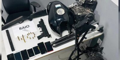 Mulher é presa com submetralhadora em desmanche irregular de motos na Raposa