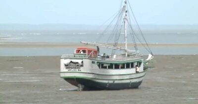 Embarcação é desencalhada após maré subir em São Luís