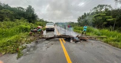 Indígenas protestam na MA-014 por transporte escolar