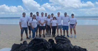 Ação voluntária recolhe 54 kg de lixo na Praia do Calhau