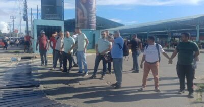 Protesto de motoristas demitidos gera caos e fila de ônibus
