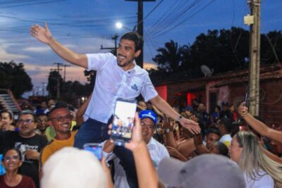 Nos braços do povo, Jonas Magno inaugura asfalto da rua Eurico Macedo