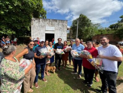 Junior Cascaria promove entrega de brinquedos e cestas básicas durante ação social em Pedreiras