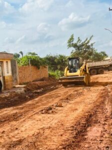 Reconstruir e Avançar: Vila Zé Arlindo recebe serviços de terraplenagem para pavimentação asfáltica