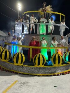 Problema técnico atrasa desfile e reacende debate sobre estrutura do Carnaval de passarela