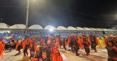 Turma de Mangueira impressiona e apresenta desfile de alto nível…