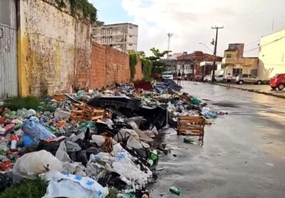 Moradores denunciam acúmulo de lixo em rua do bairro São Francisco, em São Luís