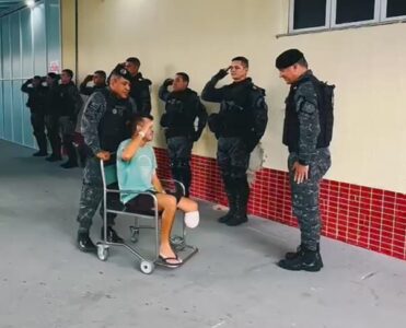 Tenente da PMMA que teve perna amputada após acidente recebe alta sob homenagem da corporação