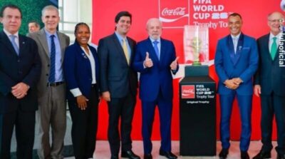 Lula e Fufuca recebem a taça da Copa do Mundo FIFA de Futebol