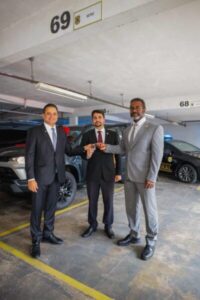 Senador Weverton Rocha entrega viatura semi blindada à Polícia Federal em São Luís