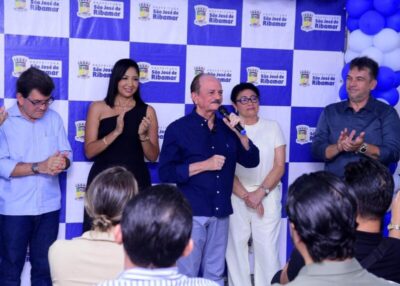 Dr. Julinho entrega escola totalmente reformada e concede 67,5% de aumento salarial aos professores nos últimos 5 anos