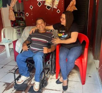 Vereadora Leda Torres realiza entrega de cadeira de rodas ao locutor Ayrton Costa em Codó