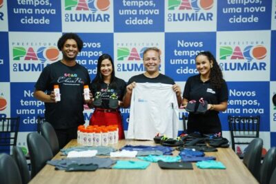 Alunos do EducaPaço recebem chuteiras e kits de canoagem