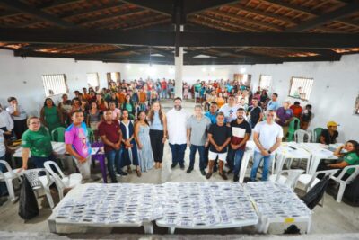 Deputado Osmar Filho faz entrega de óculos do programa Cuidar dos Olhos em Primeira Cruz