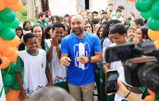 Prefeito Roberto Costa apagou a figura do “papagaio de pirata” e devolveu os holofotes ao povo